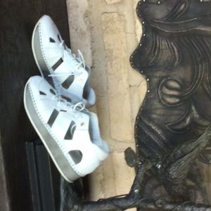 Tennis style leather tie cut out shoe…..gently used….